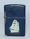 Lindo isqueiro da marca - ZIPPO - Representando imagem do Navio Escola  Sagues -  Centelhando, necessita de fluido - Possui pequenos desgastes, conforme fotos. Medida: 6 cm x 4 cm x 1,5 cm.