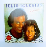 Disco de Vinil - LP Original - JULIO IGLESIAS - De niña a mujer - CBS - Ano: 1981 - Possui encarte com letra das músicas - Medida: 31 x 31 cm.