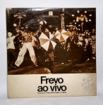 Antigo e Original Disco de Vinil - LP - FREVO AO VIVO - 1974 - Teatro Santa Isabel, no Recife - Acompanha encarte  - Conforme fotos - Medida: 31 x 31 cm.