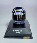 Linda miniatura de metal - Capacete F1 - DAMON HILL - 1996 - Esc: 1/8 - Coleção MINICHAMPS - Acondicionado no estojo de acrílico - Medida do estojo: 8 cm x 6 cm x 5,5 cm.