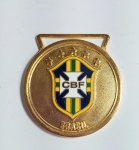 CBF - Linda medalha representando - CONFEDERAÇÃO BRASILEIRA DE FUTEBOL - Metal dourado com detalhes esmaltados - Conforme fotos. Medida: 5,5 cm x 5 cm de diâmetro x 0,4 cm de espessura.