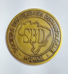 SBD - SOCIETAS BRASILIENSIS DERMATOGIA - MCMXII - Rara Medalha comemorativa ao - XXXVII Congresso Brasileiro de Dermatologia e IV Jornada de Dermatologia Sanitária - São Paulo - 8 a 11 de Setembro de 1982 - Ano do 70 aniversário da Sociedade Brasileira de Dermatologia - Bronze - Fab: Esmaltarte - Medida: 50 mm de diâmetro.