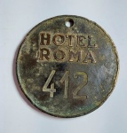 Antiga e rara medalha em bronze representando  - HOTEL ROMA  412 - Medida: 6 cm de diâmetro x 0,6 cm de espessura.