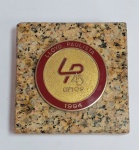 Lindo adorno de mesa comemorativo - 45 anos da LLOYD PAULISTA - Corretores de Seguros e Resseguros LTDA -1949/1994 - Base de granito, ostentando medalha de bronze com detalhes esmaltados. Medida da base: 8 cm x 8 cm x 2 cm. Medida da medalha: 5 cm de diâmetro x 04 cm de espessura.