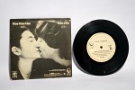 Antigo e Conservado Disco Compacto de Vinil - John Lennon (Just Like) Starting Over - Yoko Ono - Kiss Kiss Kiss - Série Luxo -  Ano:1980 - Medida da embalagem: 18 x 18 cm.