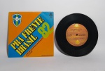 Antigo Disco de Vinil Compacto - CBF - PRA FRENTE BRASIL - A música eterna da Seleção 82 (nova versão) - Ano: 1981 - Possui pequenas marcas superficiais - Medida: 18 x 18 cm.