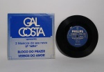 Antigo e Conservado Disco de Vinil Compacto - GAL COSTA - Apresenta: 1 músicas do seu novo LP ''AZUL'' - Bloco do Prazer e Verbos do Amor - Philips - 1982 - Medida: 18 x 18 cm.