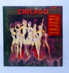 Antigo e Original Disco de Vinil de Acervo - LP - CHICAGO - A Musical Vaudeville - Original Cast Recording - Ano: 1975 - Acompanha revista Playbill 46th Street Theatre (1976) com 40 páginas - Importado -  Capa dupla ilustrada - Disco em ótimo estado - ACERVO do violinista, cantor e compositor Jararaca (José Luiz Calazans) e de seu filho Luiz Calazans - Conforme fotos - Medida: 31 x 31 cm.