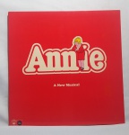 Antigo e Original Disco de Vinil de Acervo - LP - MIKE NICHOLS Presents ANNIE A NEW MUSICAL - Ano: 1977 CBS -Capa dupla ilustrada (The Story of Annie by Thomas Meehan - Acompanha encarte - Importado - Disco em ótimo estado - Acervo do violinista, cantor e compositor Jararaca (José Luiz Calazans) e de seu filho Luiz Calazans - Conforme fotos - Medida: 31 x 31 cm.