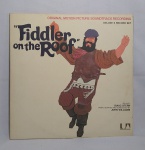 Antigo e Original Disco Duplo de Vinil de Acervo - LP - FIDDLER ON THE ROOF - Original Motion Picture Soundtrack - Made in USA - Ano: 1971 - Discos em ótimo estado - Capa dupla com álbum com grandes fotografias - Conforme fotos - ACERVO do violinista, cantor e compositor Jararaca (José Luiz Calazans) e de seu filho Luiz Calazans -Medida: 31 x 31 cm.