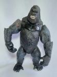 Lindo, Original e de Coleção - Boneco Kong ''A oitava maravilha do mundo'' - Importado e lançado em 2005 - Universal Studios - Playmates Toys - Articulado - Estrutura em pvc - funcionamento com 2 pilhas pequenas - Ao manusear à alavanca nas costas, ele mexe com os braços e emite alto rugido com gritos - Funcionando - Medida: 28 x 24 x 12 cm.