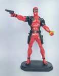 Linda, grande e conservada escultura em resina representando anti-herói - DEADPOOL - Medida: 33 cm de altura x 23 cm x 10,5 cm. Peso: 1600 gramas