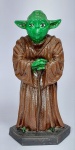 Linda e conservada escultura em resina representando - MESTRE YODA - Star Wars - Medida: 21 cm de altura x 10 cm x 9,5 cm. Peso: 1000 gramas