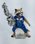 Linda e conservada escultura em resina representando - ROCKET RACOON  - Guardiões da Galáxia - Medida: 24,5 cm de altura x 17 cm x 11 cm. Peso: 1200 gramas