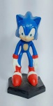 Linda e conservada escultura em resina representando - SONIC - Medida: 19 cm de altura x 11 cm x 10 cm. Peso: 700 gramas