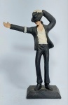 Escultura em resina representando - MICHAEL JACKSON - Medida: 15 cm de altura x 9.5 cm x 5 cm.