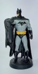 DC COMICS - Linda miniatura em metal pintada à mão representando - BATMAN - Coleção Super Heróis - Eaglemoss Collections - Acompanha revista - Medida: 10 cm de altura x 5 cm x 4,5 cm de diâmetro de  base.