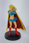 DC COMICS - Linda miniatura em metal pintada à mão representando - SUPERGIRL - Coleção Super Heróis - Eaglemoss Collections - Acompanha revista - Medida: 8,5 cm de altura x 5,5 cm x 4,5 cm de diâmetro de base.