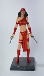 COLEÇÃO MARVEL - Linda miniatura em metal pintada à mão representando - ELEKTRA -  Eaglemoss Collections - Acompanha revista - Medida: 9 cm de altura x  4 cm  x  4 cm de base.