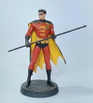 DC COMICS - Linda miniatura em metal pintada à mão representando - ROBIN - Coleção Super Heróis - Eaglemoss Collections - Acompanha revista - Medida: 9 cm de altura x 9 cm x 4,5 cm de diâmetro de base.