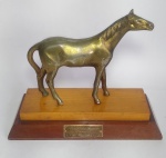 Exército Brasileiro - Lindo e raro Troféu ao vencedor - Ao 1983 - ''Cross da Espora'' - Tradicional prova de Hipismo da cavalaria no curso de cadetes - Escultura de cavalo - Em metal - Base em madeira nobre - Medida: 27 x 11,5 x 22 cm de altura. Peso: 1950 gramas.