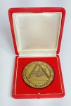 MAÇONARIA - Linda medalha maçônica em bronze comemorativa da instalação do - GRANDE ORIENTE DO ESTADO DO RIO DE JANEIRO - 24 de junho de 1979 - Acondicionada no estojo. camurçado e acolchoado. Medida da medalha: 60 mm de diâmetro x 5 mm de espessura. Medida do estojo: 9,5 cm x 9.5 cm x 3 cm.