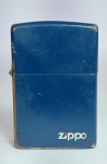 ZIPPO - Isqueiro original Zippo, modelo Clássico Azul Marinho. Bradford. PA. - Made in U.S.A - Centelhando, porém necessita de fluido. Possui desgaste em uma das laterais, conforme fotos. Medida: 5,5 cm x 4 cm x 1,5 cm.