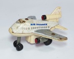 Antiga e rara miniatura de avião - AIR FRANCE - Movimento por fricção funcionando - Estrutura de lata e plástico rígido. PLAYGO LTD. ( Hong Kong ). Medida: 9,5 cm x 9,5 cm x 5 cm de altura.