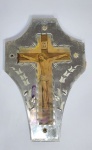 Antigo crucifixo de parede espelhado com decoração e borda bisotada. medida: 30 cm de altura x 20 cm x 1,5 cm. Possui desgaste do tempo e perda de um fixador, conforme fotos.