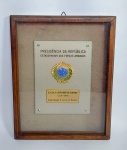 Presidência da República - Estado-Maior das Forças Armadas - Antigo e raro quadro expositor de parede militar representando - Escola Superior de Guerra - Curso Superior de Guerra - Ano: 1978 - Placa em metal cinzelado, ostentando distintivo, expositor em madeira nobre, proteção de vidro. Possui plaquinha em metal com gravação de nome, conforme fotos. Medida: 26 ,5 cm x 20.5 cm x 2,5 cm.