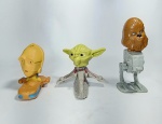 Lote de 3 bonecos de coleção - STAR WARS - Mc Donalds 2008 - Boneco C-3Po  - Mestre Yoda e boneco Chewbacca movido a corda, funcionando. Plástico. Medida maior: 15 cm altura x 10 cm x 11 cm.