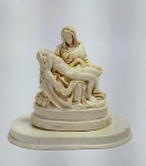 Antigo adorno de mesa religioso - PIETÀ - Escultura em borracha rígida. A Pietà representa Jesus morto nos braços de sua mãe. Medida: 8,5 cm de altura x 10 cm x 6 cm de base.