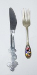 Lote com 2 antigos e raros talheres infantis de coleção anos 70 - Faca do Mickey em aço inox - Walt Disney - By Hercules Brasil. Medida: 16 cm comp x 2,5 cm. E garfo do Mickey em  Nickel Silver e esmalte - Fabr:  Madeby NSP. Medida: 12,5 cm x 2 cm.