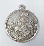 SANTIAGO de COMPOSTELA - Antiga e rara medalha religiosa em metal prateado, representando no anverso a imagem em relevo de Santiago montado no cavalo em combate contra os Mouros " Matamouros " -  símbolo da luta entre o Cristianismo e o Islamismo na Idade Média. No reverso a imagem em relevo da Catedral de Santiago de Compostela. Medida: 40 mm de diâmetro x 5 mm de espessura.