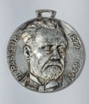 FRANÇA - Antiga e rara Medalha - LOUIS PASTEUR - 1822/1895 - Efígie em alto relevo - Bronze espessurado a Prata - Fabr: FIA - Fabrique Insignes Artistiques  - Lyon - França - Medida: 35 mm de diâmetro x 4 mm de espessura - L. Pasteur, foi um cientista francês, cujas descobertas tiveram enorme importância na história da química e da medicina.