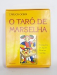 Conservado Livro - O Tarô de Marselha - Acompanha um Jogo de 78 Cartas coloridas -  Carlos Godo - Ano: 2006 - Editora Pensamento - Completo - Acondicionado na caixa original - Medida da caixa: 21 cm x 16 cm x 3,5 cm.