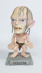 Senhor dos Anéis - Conservado Boneco Bobble Heads de Coleção - GOLLUM - THE HOBBIT - Braços articulados - Funko LLC 2012 - Material: PVC - Medida: 16 cm de altura x 8 cm x 8 cm de base.