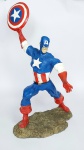 Belíssima e grande escultura em resina de alta qualidade do Super-Herói Avengers - CAPITÃO AMÉRICA - Peso: 1700 gramas - Medida: 37 cm altura x 29 cm x 23 cm.