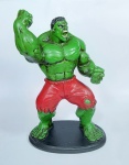 Belíssima e grande escultura em resina - HULK - Resina e pintura de alta qualidade -  Peso: 2200 gramas - Medida: 34 cm de altura x 22 cm x 16 cm.