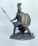 Belíssima e grande escultura em resina - LEONIDAS - Rei de Esparta - Peso: 2250 gramas - Lança de metal - Medida: 33 cm de altura x 25,5 cm x 17 cm.