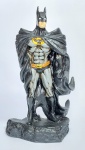 Linda e grande escultura em resina - BATMAN - 31 cm de altura x 19 cm x 13 cm. Peso: 1900 gramas.