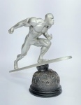 Linda e grande escultura em resina - SURFISTA PRATEADO - Medida: 23 cm de altura x 28 cm de comp  x 11cm. Peso: 1300 gramas.