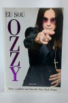 Conservado Livro - Eu sou OZZY - Autobiografia de Ozzy Osbourne, músico, compositor e vocalista britânico. Famoso tanto por seu trabalho como vocalista da banda britânica Black Sabbath. Ano: 2009 - 384 páginas - Tradução: Marcelo Barbão. Editora: Benvirá. Medida: 23 cm x16 cm x 3 cm.