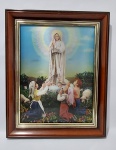 Lindo Quadro Holográfico - Religioso - Representando Nossa Senhora de Fátima - Com lindo efeito em 3D - Moldura em madeira - Medida total: 41,5 x 33,5 x 3 cm de espessura da moldura.