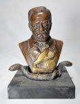 H.TRUCI -  Antiga escultura  em bronze maciço fundido do renomado Cientista Francês - LOUIS PASTEUR - 1822-1895 - Assinada - Foi Químico e Microbiologista, criador da Vacina - ANTI - RÁBICA  - Base em granito. Medida: 14 cm de altura  x 12 cm x 10,5 cm. Peso: 2.100 gramas.