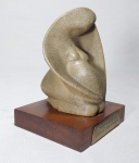 Linda escultura de mulher grávida representando o medicamento - NORIPURUM FÓLICO -Indicado no tratamento de anemias por deficiência de ferro e ácido fólico;Em prevenção e tratamento das anemias da gravidez, do pós-parto e do período de amamentação. Escultura feita de material sintético, base em madeira. Possui assinatura - Medida total: 13 cm altura x 9 cm 9 cm.