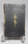 Raro Livro - ADOREMUS! Ano: 1912 - Manual de Orações e Exercicios Piedosos principalmente para o uso da Juventude Christã por Frei Euardo Herberhold - Missionario Franciscano - Com aprovação Ecclesiastica e dos Superiores da Ordem - VIII. Edição Corrigida - Ratisbona - Typographia de Frederico Pustet, impressor da D. Sé - Folhas conservadas - Borda das folhas em ouro - Capa dura em couro - Porém possui desgaste na lombada - Conforme fotos - Medida: 14 x 9 x 2 cm.