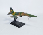 Aviões de Combate - Linda miniatura de coleção representando o Jato - NORTHROP F-5 Freedom Fighter - EUA - Escala: 1/72 - Material: Metal e plástico - Acompanha revista - Editora Planeta DeAgostine do Brasil Ltda - Ano: 2013 - Medida: 20 cm comprimento x 11,5 cm de envergadura da asa  x 10 cm de altura com o suporte. OBS: O antigo proprietário fixou com cola o avião no pino de encaixe do suporte. ( Não é quebrado )