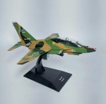 Aviões de Combate - Linda miniatura de coleção representando o Jato - YAKOVLEV YAK-130 - Rússia - Escala: 1/72 - Material: Metal e plástico - Acompanha revista - Editora Planeta DeAgostine do Brasil Ltda - Ano: 2013 - Medida: 16,5 cm comprimento x 13,5 cm de envergadura da asa  x 9,5 cm de altura com o suporte. OBS: O antigo proprietário fixou com cola o avião no pino de encaixe do suporte. ( Não é quebrado )