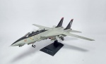 Aviões de Combate - Linda miniatura de coleção representando o Jato - GRUMMAN F-14 D Super Tomcat - EUA - Escala: 1/72 - Material: Metal e plástico - Acompanha revista - Editora Planeta DeAgostine do Brasil Ltda - Ano: 2013 - Medida: 27 cm comprimento x 27 cm de envergadura da asa  x 10 cm de altura com o suporte.